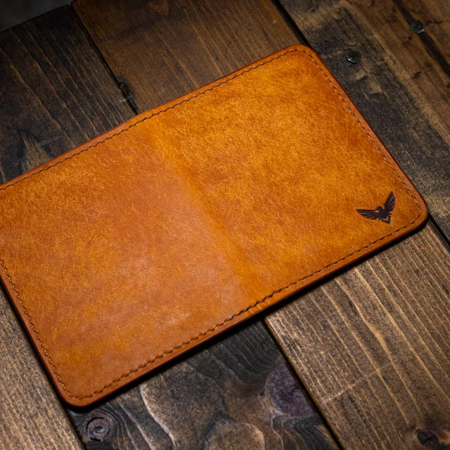 The Bran Vertical Wallet - Tan Pueblo